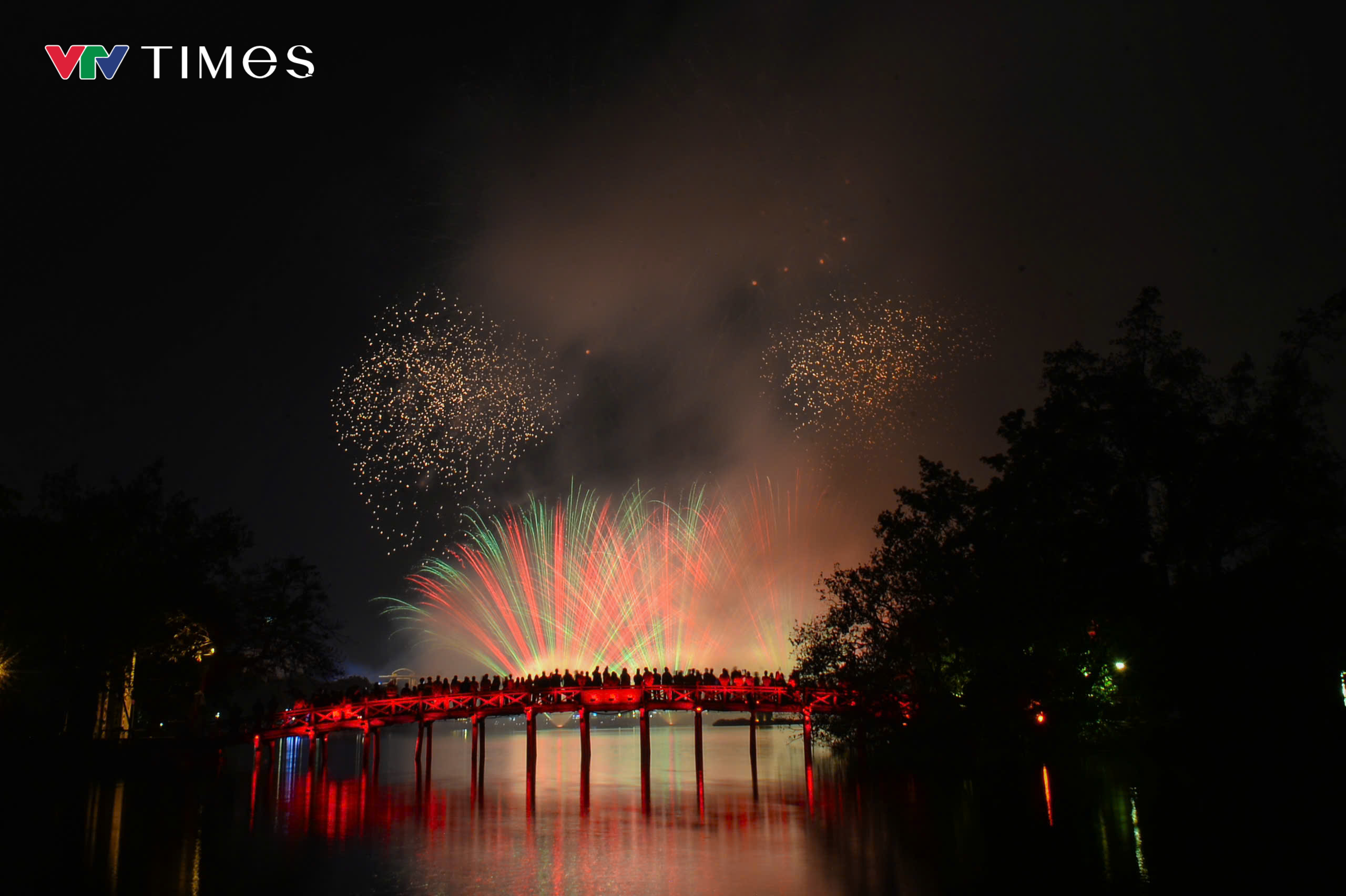 Pháo hoa rực rỡ bên cầu Thê Húc đêm giao thừa Bính Ngọ 2026